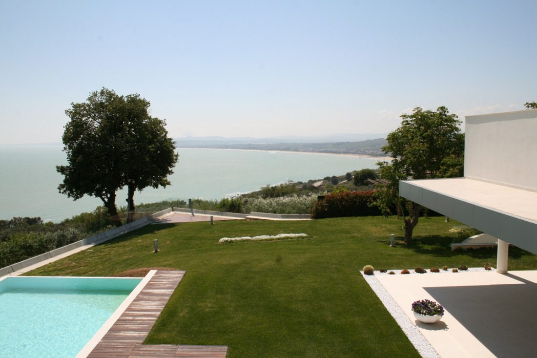 Una villa moderna con piscina affacciata al mare