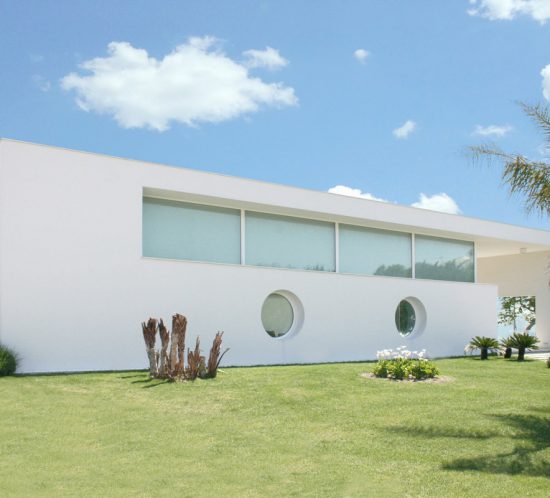 Una villa moderna con ampie vetrate affacciata al mare nella provincia di Chieti