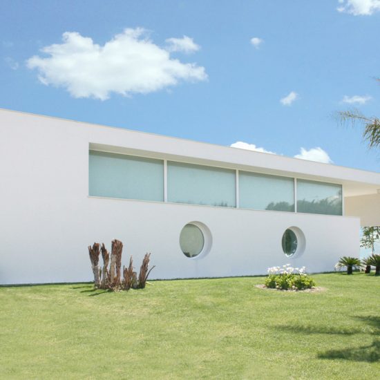 Una villa moderna con ampie vetrate affacciata al mare nella provincia di Chieti